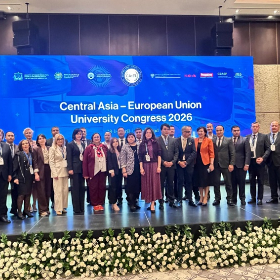 bardzo duża grupa osób pozuje do zdjęcia