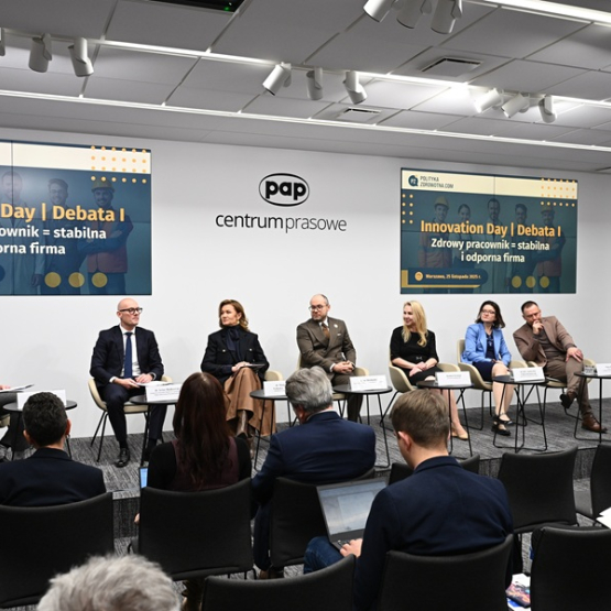 kilka osób rozmawia podczas panelu