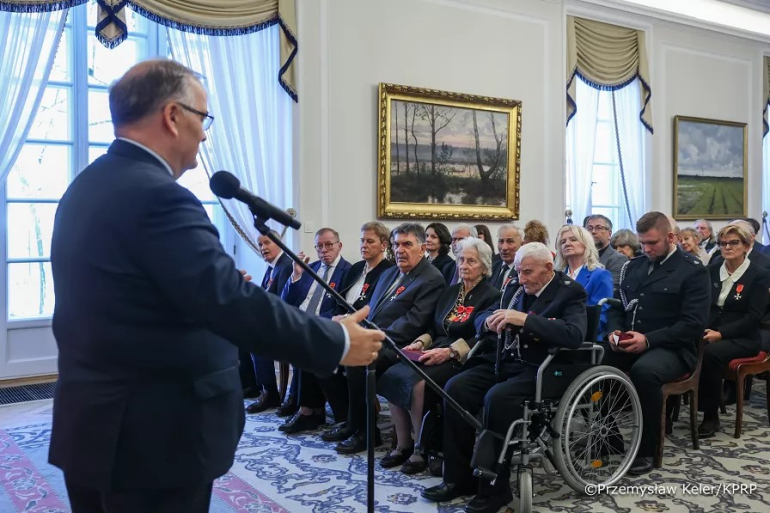 na zdjęciu mężczyzna przemawiający do osób siedzących w sali