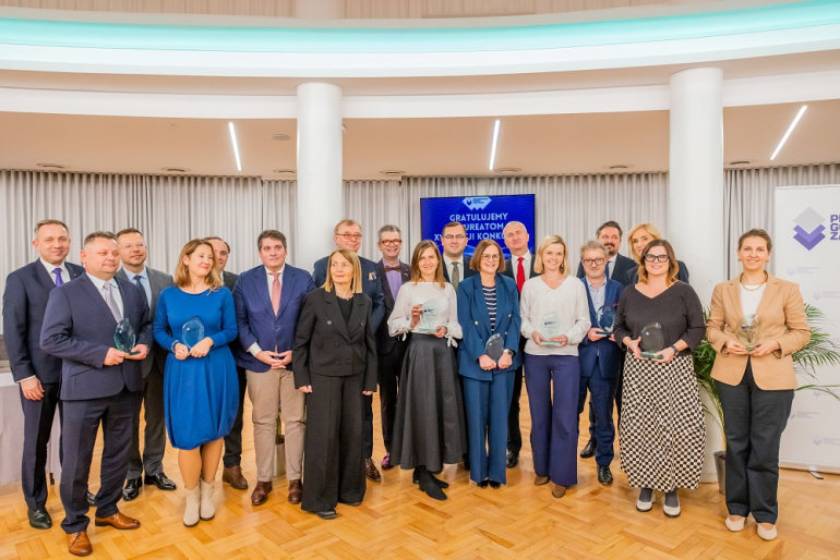 na zdjęciu laureaci i wręczający 