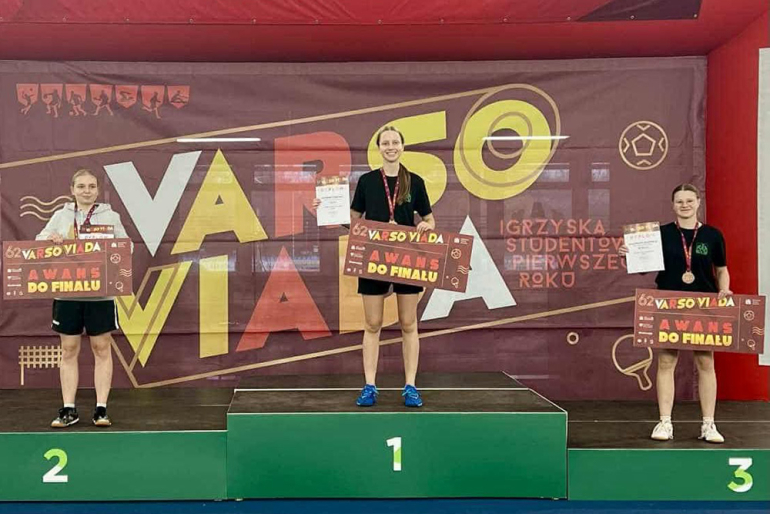 trzy osoby na podium