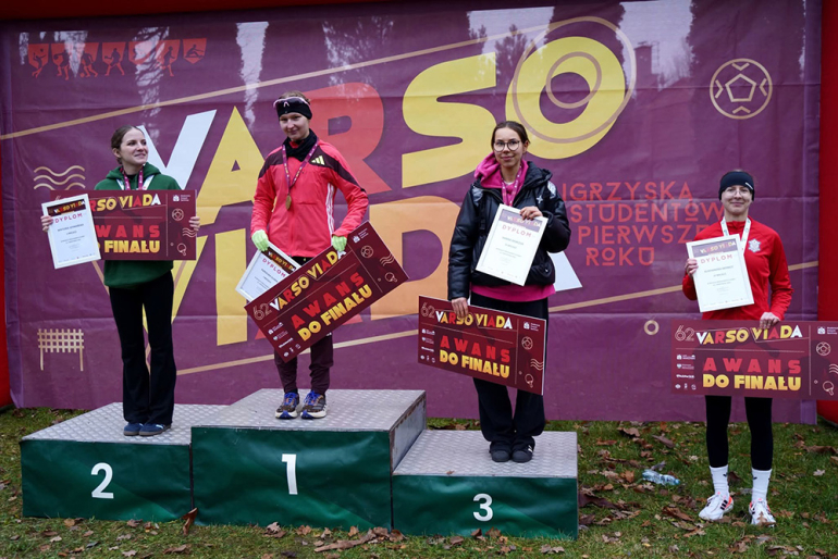 trzy osoby na podium