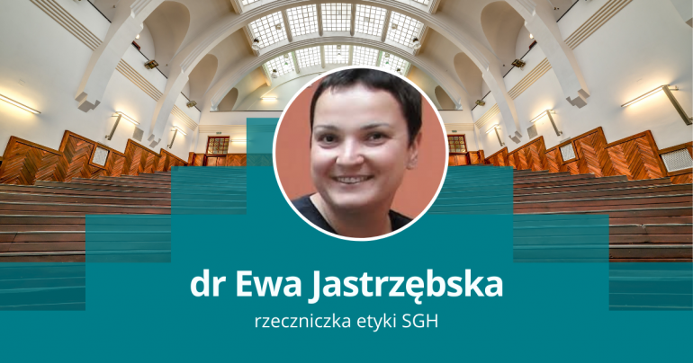 dr Ewa Jastrzębska na tle Auli A - kolorowa fotografia