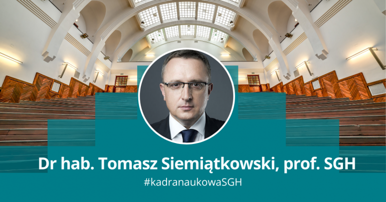 Na zdjęciu prof. Tomasz Siemiątkowski na tle auli A