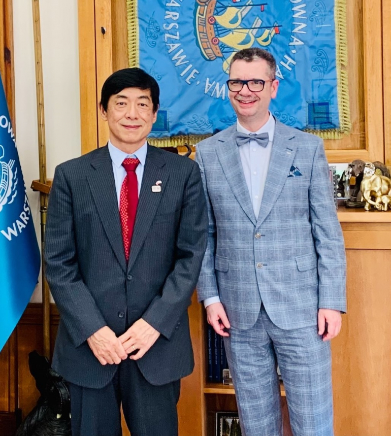 na zdjęciu Akio Miyajima, ambasador Japonii oraz prof. Piotr Wachowiak, rektor SGH. Gabinet Rektora 