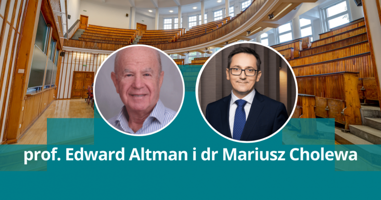 na zdjęciu prof. Edward Altman oraz dr Mariusz Cholewa na tle auli głównej SGH