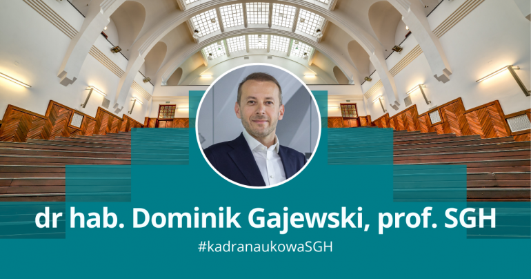 dr hab. Dominik Gajewski, prof. SGH na tle auli A