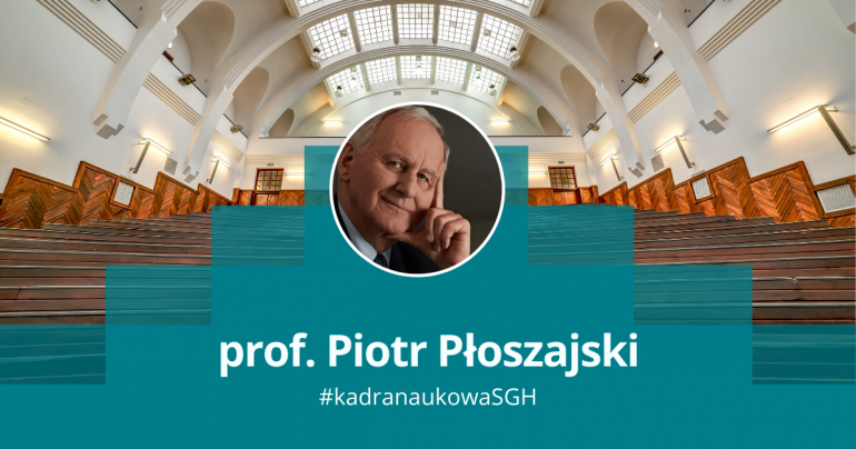 Profesor Piotr Płoszajski na tle auli A - kolorowe zdjęcie