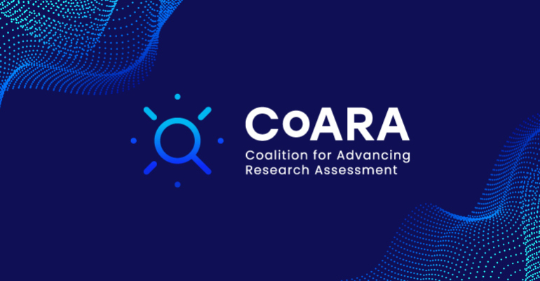 Grafika: na granatowym tle niebiesko-turkusowe kropki układające się w falę w górnym lewym rogu, napis CoARA (Coalition for Advancing Research Assessment)
