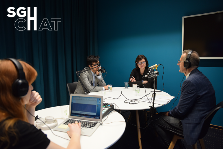 studio podcastów w którym cztery osoby nagrywają rozmowę