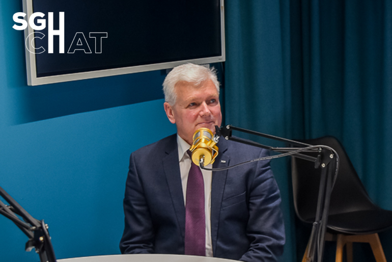 na zdjęciu dr hab. Jacek Sierak przy mikrofonie