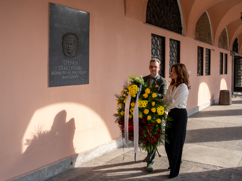 sładanie wieńca przezd tablicą Stefana Starzyńskiego