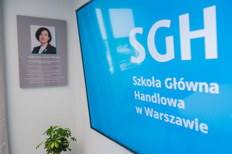 zdjęcie tablicy pamiątkowej