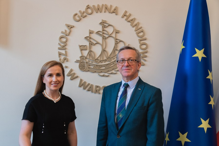 kobieta i mężczyzna stoją przy fladze UE