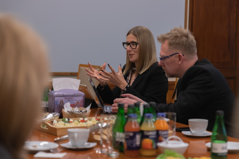 kobieta i mężczyzna dyskutują przy stole