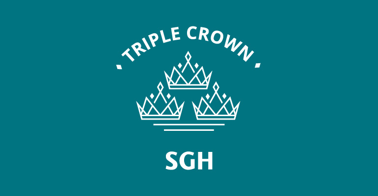 na turkusowym tle logo SGH, powyżej trzy korony, a nad tym napis "triple crown"