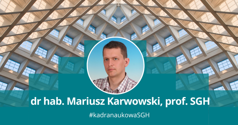 Mężczyzna na tle piramidy z auli Spadochronowej uczelni