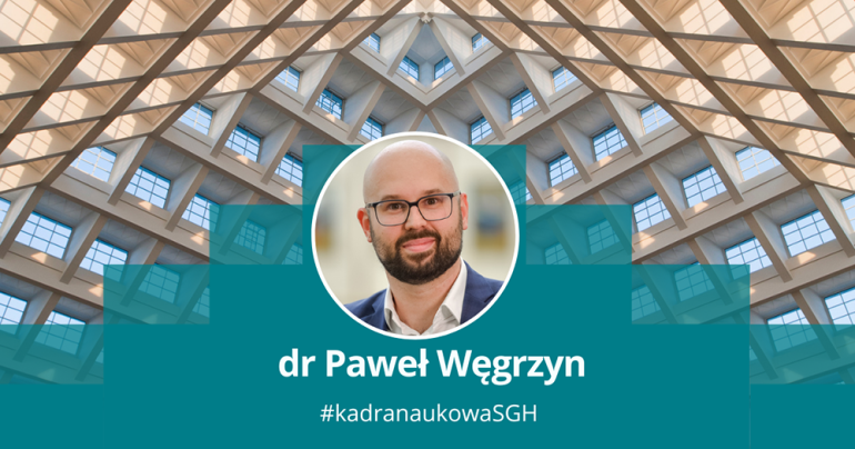 główka mężczyzny na tle piramidy auli spadochronowej