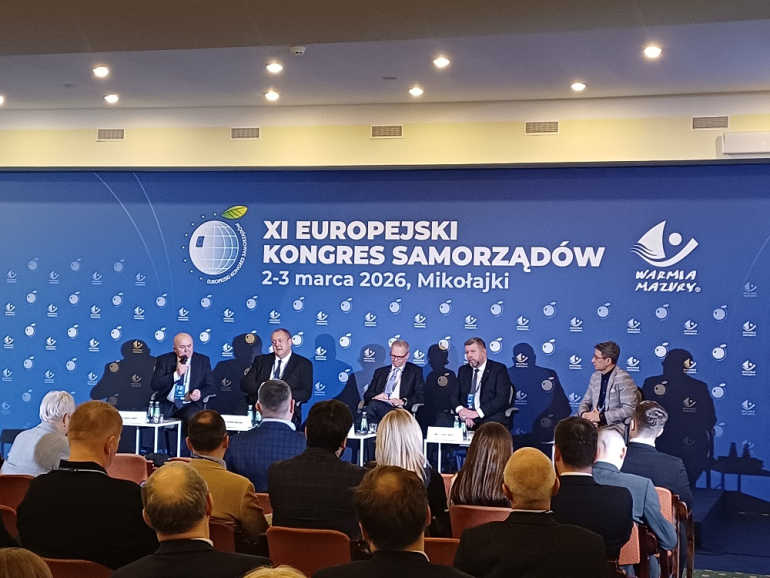na zdjęciu paneliści na scenie