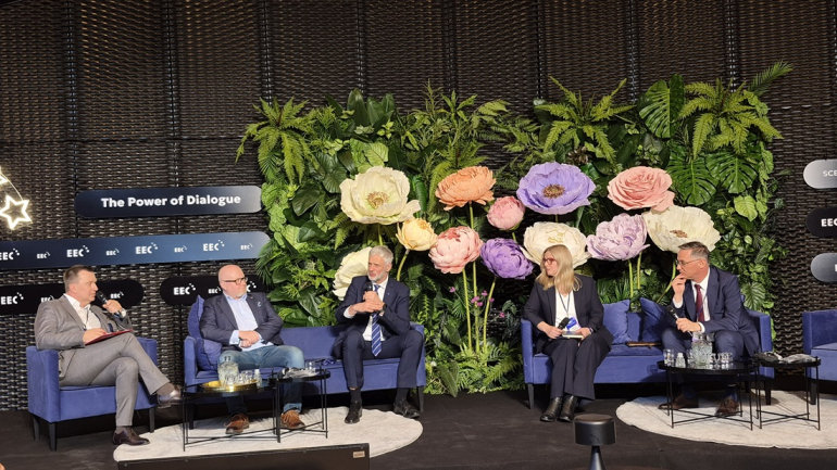 kilka osób dyskutuje na panelu