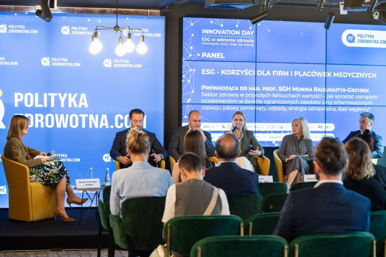 kilku ekspertów rozmawia podczas panelu