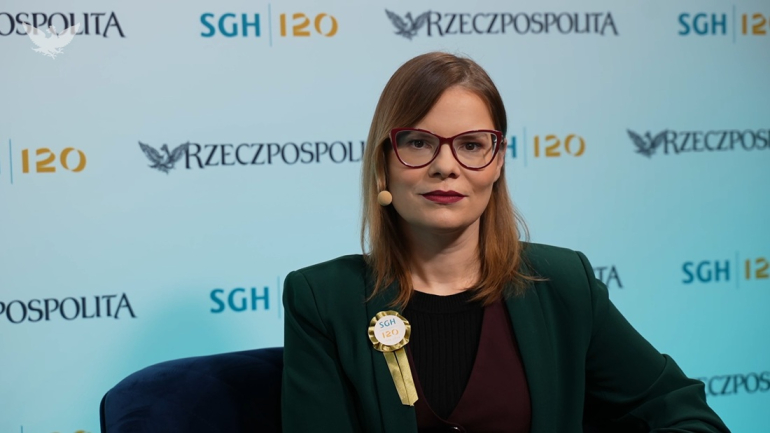 zdjęcie kobiety w studiu