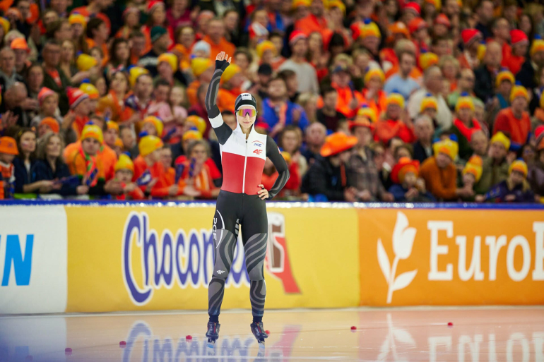 łyżwiarka szybka na lodzie