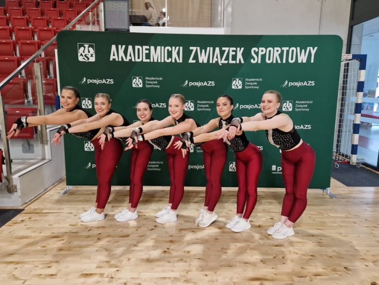 pozujące gimnastyczki