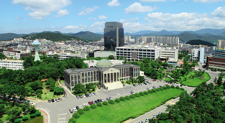Główny budynek Narodowego Uniwersytetu Kyungpook.