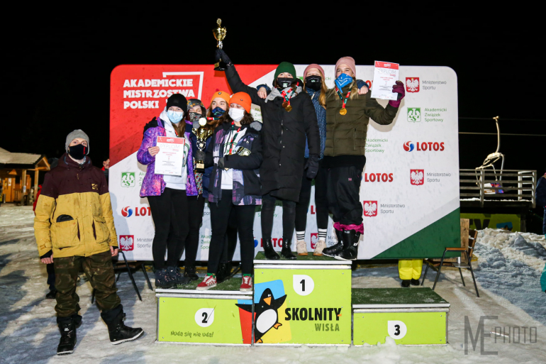 Drużyna AZS SGH wygrywa klasyfikację drużynową kobiet USP - na podium kolorowa fotografia
