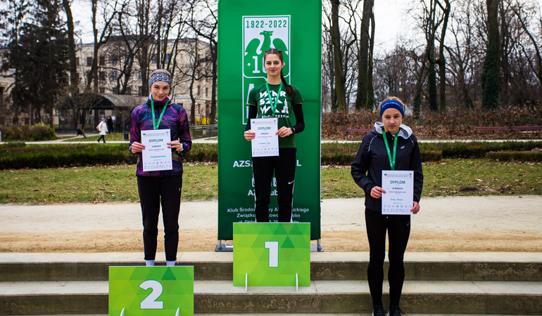 Na zdjęciu studenci SGH na podium