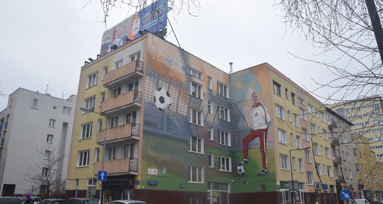 Na zdjęciu blok mieszkalny z muralem Kazimierza Górskiego