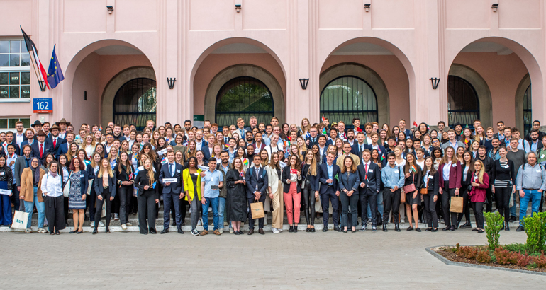 na zdjęciu ponad 200 studentów z uczelni CEMS