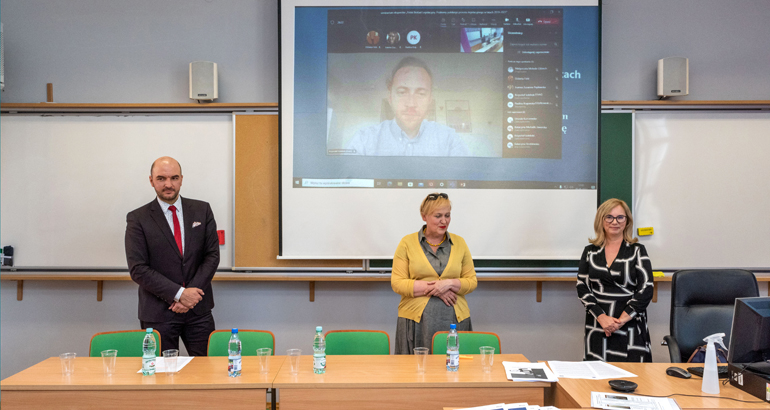 Na zdjęciu dr hab. Krzysztof Kozłowski, prof. SGH, prorektor ds. dydaktyki i studentów; dr hab. Małgorzata Molęda-Zdziech, prof. SGH; dr hab. Urszula Kurczewska, prof. SGH. Na ekranie: Krzysztof Izdebski, Fundacja im. Stefana Batorego, Obywatelskie Forum Legislacji 	