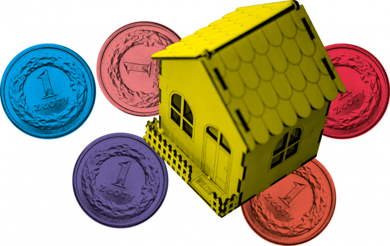 Na grafice kartonowy domek z monetami