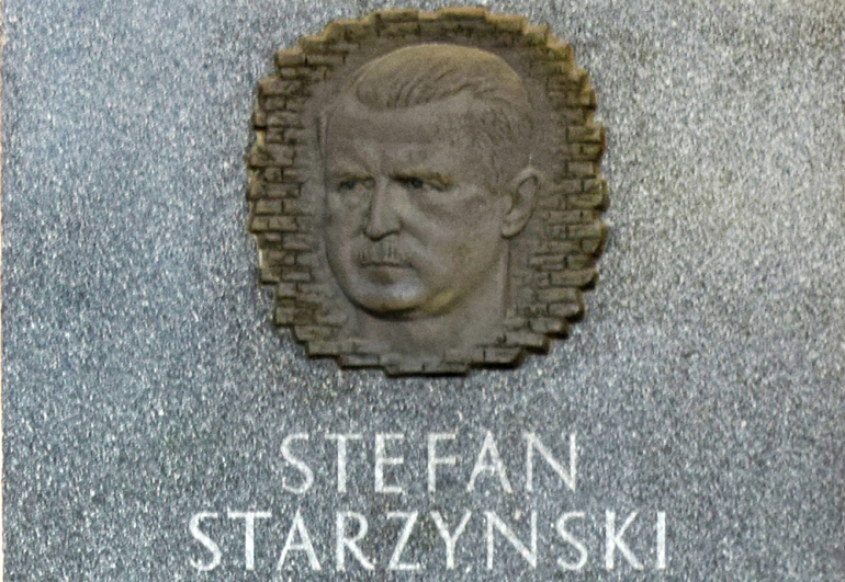 Tablica poświęcona Stefanowi Starzyńskiemu umieszczona na budynku A od ulicy Rakowieckiej.