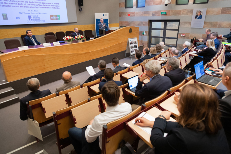 Konferencja jubileuszowa w auli pierwszej w budynku C