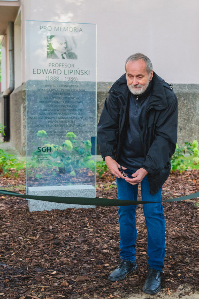 Na zdjęciu Wojciech onyszkiewicz przecinający wstegę przed tablica pamiątkową prof. Edwara Lipińskiego
