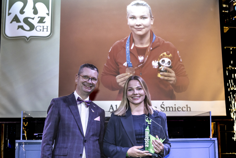  Aleksandra Śmiech odebrała z rąk rektora SGH statuetkę dla najlepszej zawodniczki AZS SGH minionego sezonu.