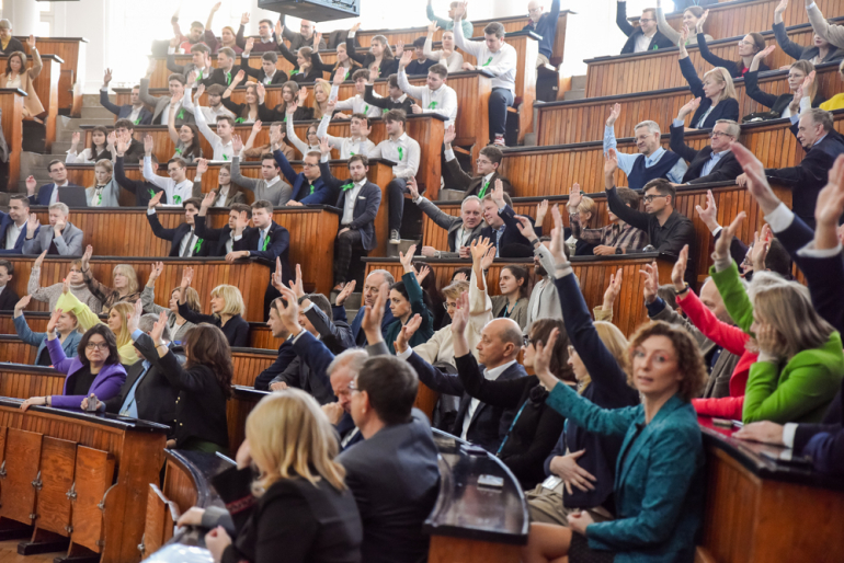 Aula główna wypełniona ludźmi