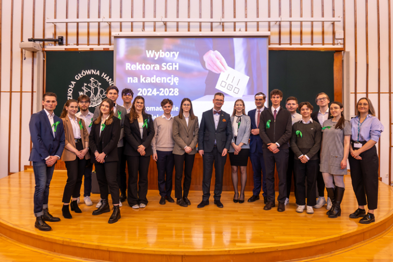 Rektor SGh w gronie studentów