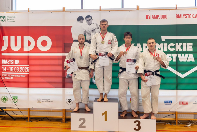 podium z zawodnikami ubranymi w kimona