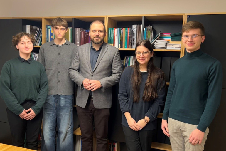 na zdjęciu Kanclerz SGH i grupa studentów, którzy przeprowadzali wywiad