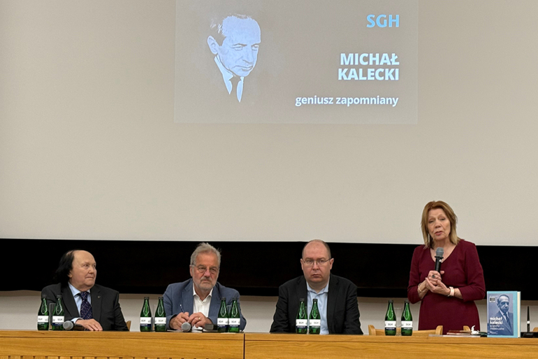 osoby siedzące za katedra podczas projekcji filmu o prof. Kaleckim