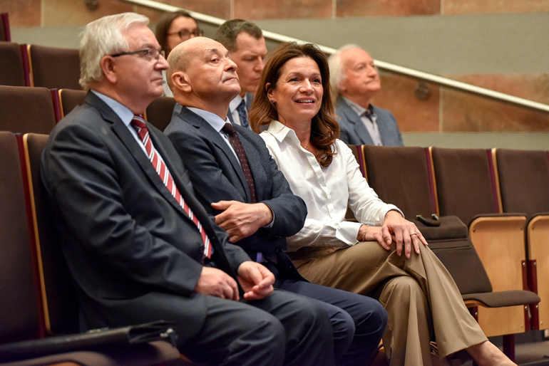 na zdjęciu: dr hab. Roman Sobiecki, dr hab. Gabriel Główka, prorektor ds. rozwoju dr hab. Dorota Niedziółka