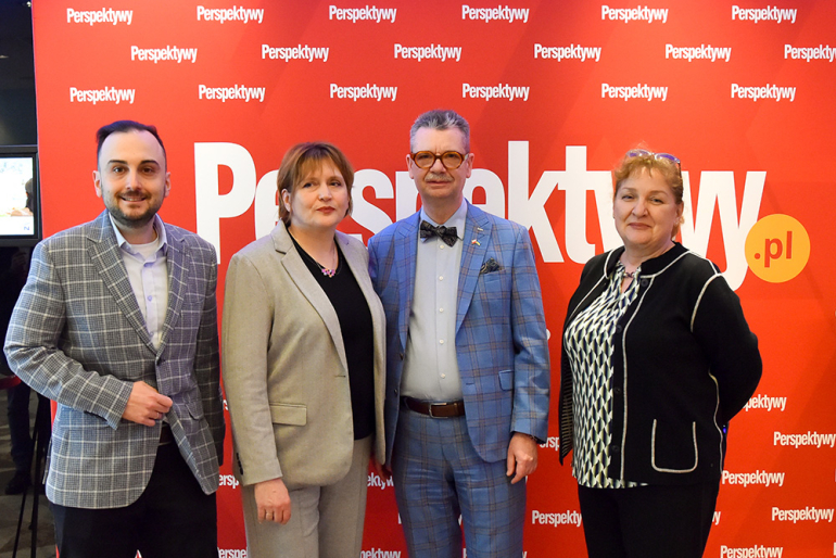 na zdjęciu: Piotr Górski – Biuro Programów MBA SGH, dr hab. Grażyna Aniszewska-Banaś – dyrektor programu CEMBA, rektor i profesor SGH dr hab. Piotr Wachowiak, Izabella Gielnicka – Biuro Programów MBA-CEMBA