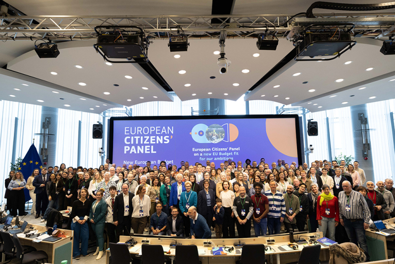 Na zdjęciu: uczestnicy Panelu Obywatelskiego na tle dużego ekranu  z napisem European Citizens' Panel