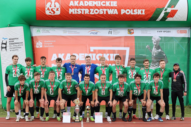 na zdjęciu reprezentacja męskiej sekcji piłkarskiej AZS SGH