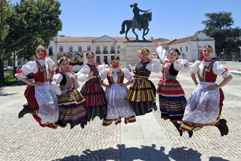 na zdjęciu 7 kobiet w regionalnych ludowych strojach 