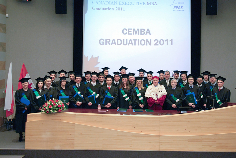 Graduacja CEMBA 2011 – uczestnicy z rektorem prof. Adamem Budnikowskim
